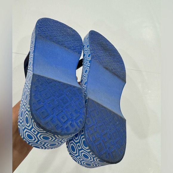 Tory Burch sandals tong flip flop Logo Navy Octagon Wedge poolside 8.5 - Picture 3 of 8